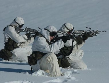 Η σκληρή εκπαίδευση των Ευέλπιδων τον χειμώνα (βίντεο)